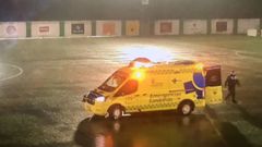 La ambulancia en el campo del Guijuelo, para recoger al jugador del Arenteiro, Pol Bueso