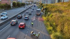 Polic�a Local y Guardia Civil regulan el tr�fico en Alfonso Molina para que los veh�culos esquiven los desperdicios esparcidos en uno de los carriles. 