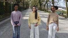 Mar�a Est�vez y las gemelas Paniagua, Debris y Demeku, en la Alameda compostelana.