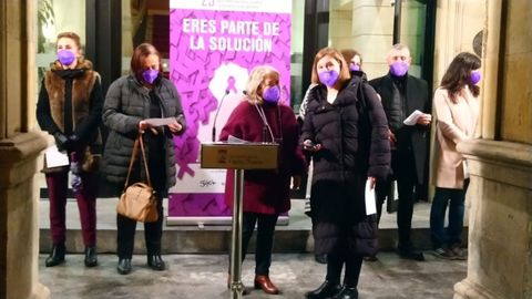 Paloma Llanos se ha encargado de leer la declaraci�n institucional durante la concentraci�n frente al Ayuntamiento de Gij�n