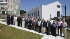 Foto de grupo de las autoridades, los directivos de la fundaci&oacute;n San Rosendo y el obispado en el recinto de la residencia de Ferreira de Pant&oacute;n