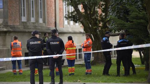 Despligue policial en la Alameda tras la aparici�n de un cuerpo al lado de uno de los edificios de la Diputaci�n.