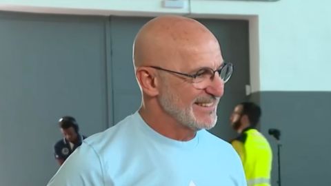 Luis de la Fuente arropa a los desplazados por el fuego en Las Rozas, en Madrid