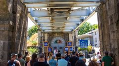 Jornada de actuaciones y mercadillo en el puente internacional de Tui dentro del festival Ikfem