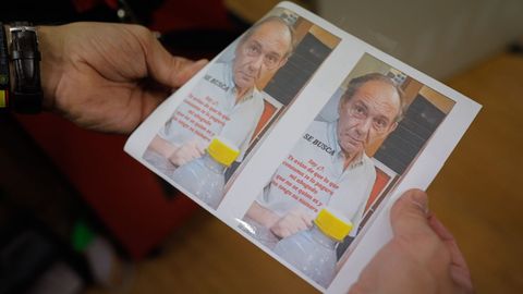 Carteles que algunos bares corueses han colocado en la puerta con la foto del jubilado reincidente