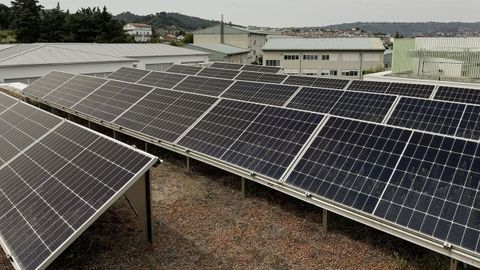 El edificio tiene cubiertas vegetales y cuenta con paneles solares en sus terrazas