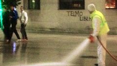 Un operario baldea una calle en Vigo, en imagen de archivo