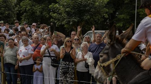 El p�blico aplaude la llegada de uno delos jinetes
