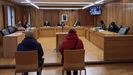 Los padres del beb maltratado en Lugo, frente al tribunal de la Audiencia, durante el juicio.