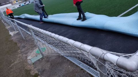 El viento levant� el c�sped artificial del campo de f�tbol de Cedeira