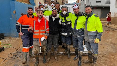 Francisco Moreno y Armando Daz (segundo y tercero por la izquierda), junto a un grupo de policas locales murcianos,con los quecompartieron trabajos de limpieza en Paiporta