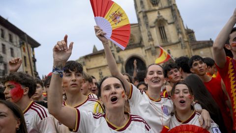 Aficionados esperan en la Plaza de la Catedral de Oviedo para seguir la final del mundial 2026