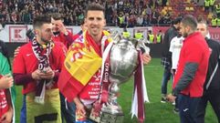 Juan Carlos posa con la Copa y las banderas gallega y espa�ola