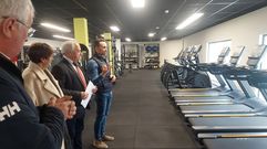 El alcalde y varios concejales reciben las explicaciones del t�cnico de Deportes