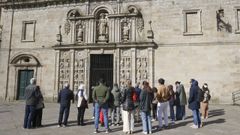 Turistas admirando la Puerta Santa�este 30 de marzo.