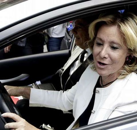 Aguirre y González, a su llegada a la Asamblea madrileña.