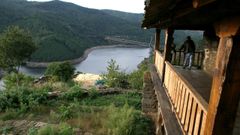 Unha das vivendas rehabilitadas da aldea da M&iacute;llara, nunha imaxe do ano 2004