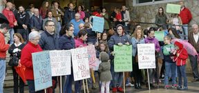Los padres desafiaron a la lluvia para reclamar a Educaci�n una soluci�n para la escolarizaci�n de sus hijos. 