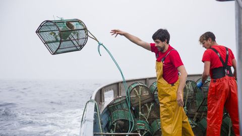 Marineros de Malpica lanzando al mar las nasas del pulpo, en una imagen de archivo