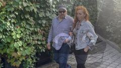Foto del controvertido general Surovikin paseando de la mano de su esposa.