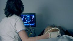 Una embarazada se somete a una ecograf�a.Una embarazada se somete a una ecograf�a 