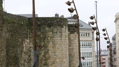 Las nuevas farolas ya est�n instaladas frente a la Muralla, pero no se encender�n hasta que termine la obra al completo. 