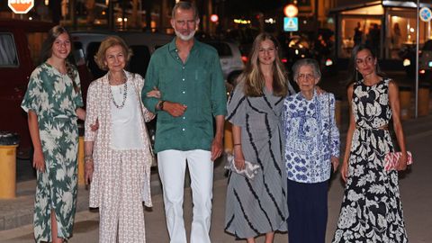 Irene Grecia junto a los reyes, la reina Sof�a y sus hijas, en Mallorca en agosto del 2022