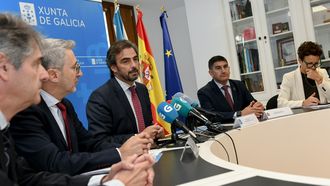 El conselleiro de Presidencia, Diego Calvo, flanqueado por el secretario de Estado de Poltica Territorial, Arcadi Espaa (izquierda) y el delegado del Gobierno en Galicia, Pedro Blanco.
