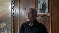 Ruperto �lvarez no sal�n da s�a casa, con marcos e molduras de madeira feitas por el