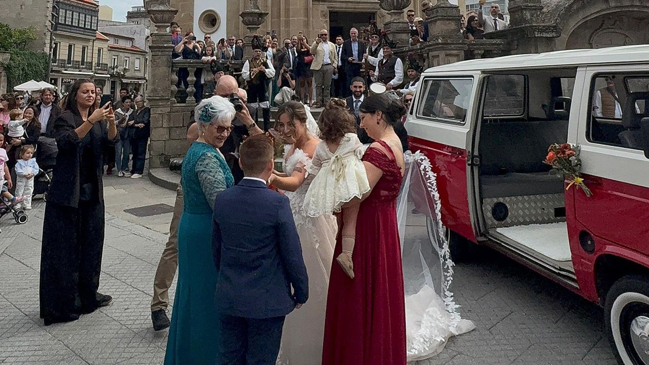 El canalla Johnny y Naza, que protagonizaron la pedida de mano más enxebre de Galicia, revolucionan Pontevedra con su boda