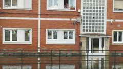 Los vecinos del n�mero 22 de la Avenida de Galicia, en Vegadeo, aseguran que las inundaciones �ya no son episodios excepcionales�