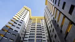 La renovacin de las fachadas, como la de la Torre Efisa en A Corua, busca combinar seguridad y ahorro energtico