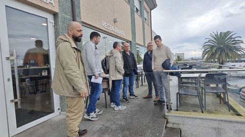 Los miembros del comit� de empresa, esperando este lunes por los representantes de Ence para celebrar la reuni�n que se sald� sin avances