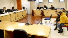 Los tres albaneses acusados de robos en O Milladoiro, durante el juicio celebrado en la seccin compostelana de la Audiencia Provincial