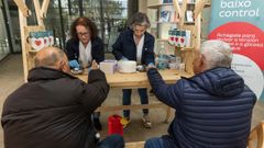 Profesionales sanitarias participaron en la campa�a sobre la tensi�n impulsada por el Concello de Carballo