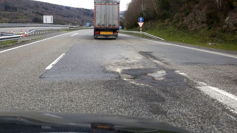 Enorme bache en la subida de Becerre en direccin A Corua