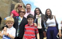 Amalia Doce, fotografiada ayer en Chanteiro junto a su hijo, su nuera y sus cuatro nietos. 