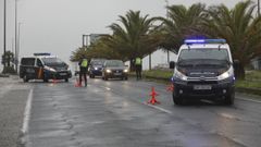En una imagen de archivo, uno de los controles policiales con los que se controla el cumplimiento de la normativa covid en Santiago