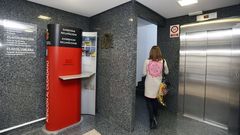 Foto de archivo del vest�bulo de los juzgados viveirenses, con el ascensor y las escaleras, �nico acceso a la entreplanta