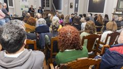 Unha conferencia do historiador Xan Fraga no Casino de Carballo, en imaxe de arquivo