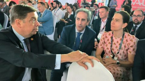El ministro Miguel Planas en la feria Sial Shanghai con Teresa Gmez-Franqueira, delegada comercial de Coren en Reino Unido, y Miguel Sarria, responsable de exportacin de la cooperativa