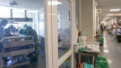 Planta de la unidad de cuidados intensivos del hospital Arquitecto Marcide con pacientes covid, en una foto de archivo.