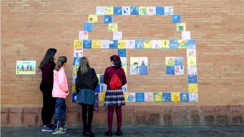 Alumnas ante el mural con las obras de los escolares del CP El Piles de Gij�n