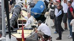 El rey em�rito, entrando a la embarcaci�n.