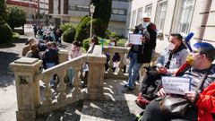 Con una larga fila de personas se protest este martes en Pontevedra contra los retrasos en las valoraciones de la discapacidad