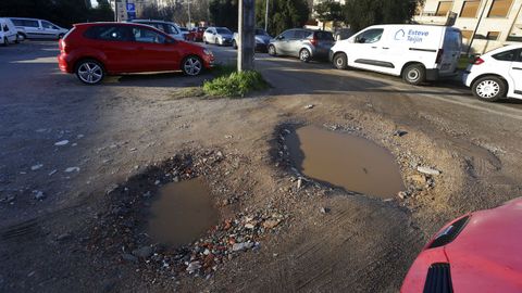 En Os Durns, la zona de entrada y salida al aparcamiento tiene dos enormes socavones