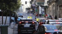 Imagen de archivo de trfico de coches por las calles de Ourense