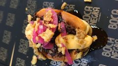 Javi Est�vez (La Tasquer�a), fiel a su estilo, dio a los comensales un brioche de carrillera de ternera