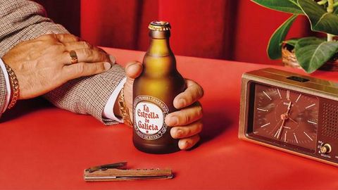 Botella que lanza al mercado Estrella Galicia, imitando a la original de 1906