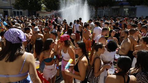 La batucada incluyó fiesta del agua.